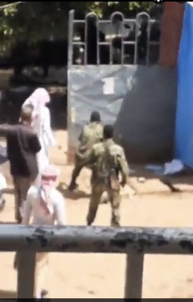 Federal police shooting at protestors in Addis Ababa. One day you will be asked for this atrocious act
<a href="/AbiyAhmedAli/">Abiy Ahmed Ali 🇪🇹</a> <a href="/ShimelisAbdisa/">Shimelis Abdisa</a>
#Ethiopioa #EthiopianMuslims