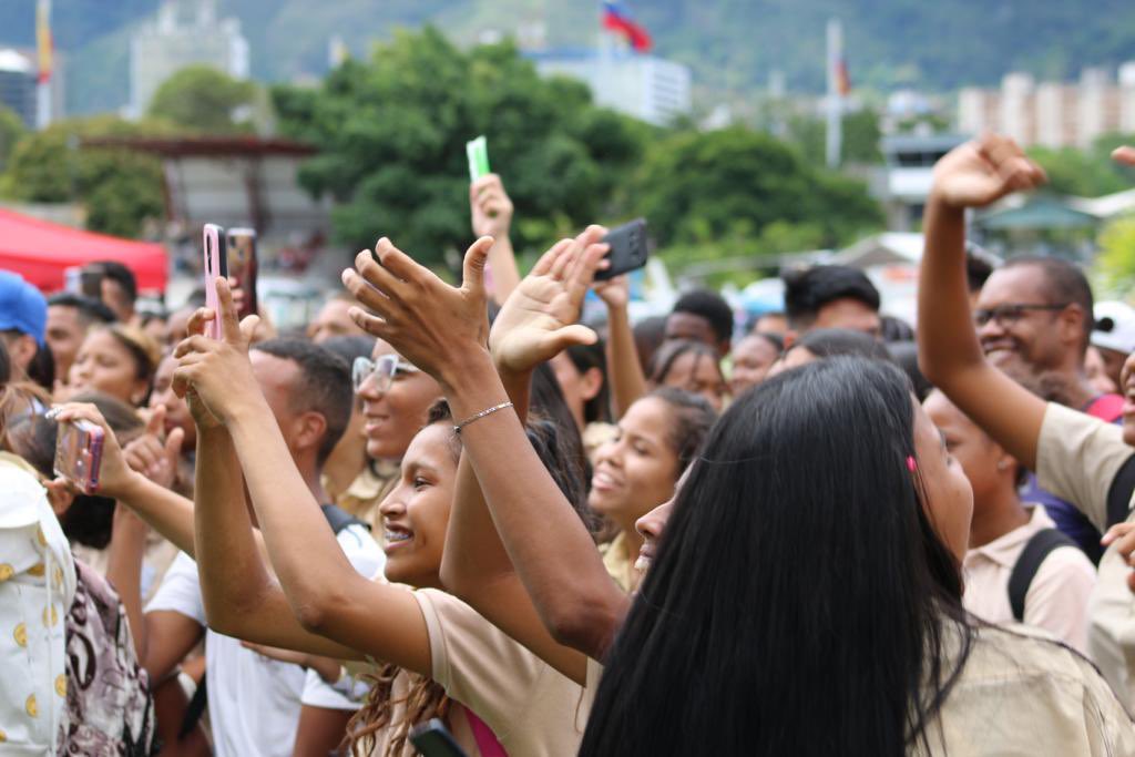 Galindez_vzla's tweet photo. Todo el día de hoy #4Jun con música y alegría del Concierto Mirandino estamos cerrando la ExpoFeria de Oportunidades de Estudios Universitarios - Miranda 2023 // Parque Bolívar.

Gracias Presidente Nicolás Maduro y Gobernador Héctor Rodríguez.

 #NuevaGeometríaMultipolar https://t.co/ik4krj5bTw