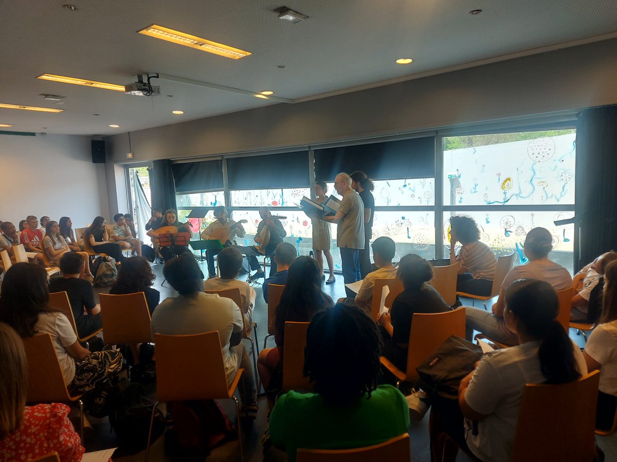 Merci à M. Goldobine du conservatoire de Cannes d'avoir organisé un concert de musiques et chants de la renaissance italienne pour les élèves de la section italien lv1bis, à la médiathèque Ranguin. Merci <a href="/villecannes/">Cannes</a>. Quel régal et quel privilège! <a href="/ItalienAcNice/">Italien Académie de Nice</a> <a href="/eTwinningFrance/">eTwinning France</a>