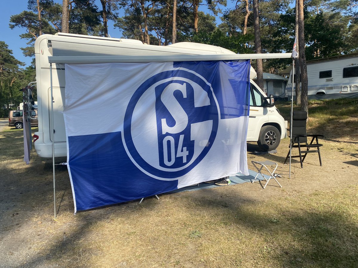 Die #königsblau|e Fahne weht auch auf Usedom.
Wir zeigen Flagge!

@IdaStinkts & ich sind Stolz ein Teil eines großen Traditionsvereins sein zu dürfen.

#Schalke, du bist der geilste Verein von der Welt, egal in welcher Liga du spielst.

#S04 - #WirLebenDich💙💙💙