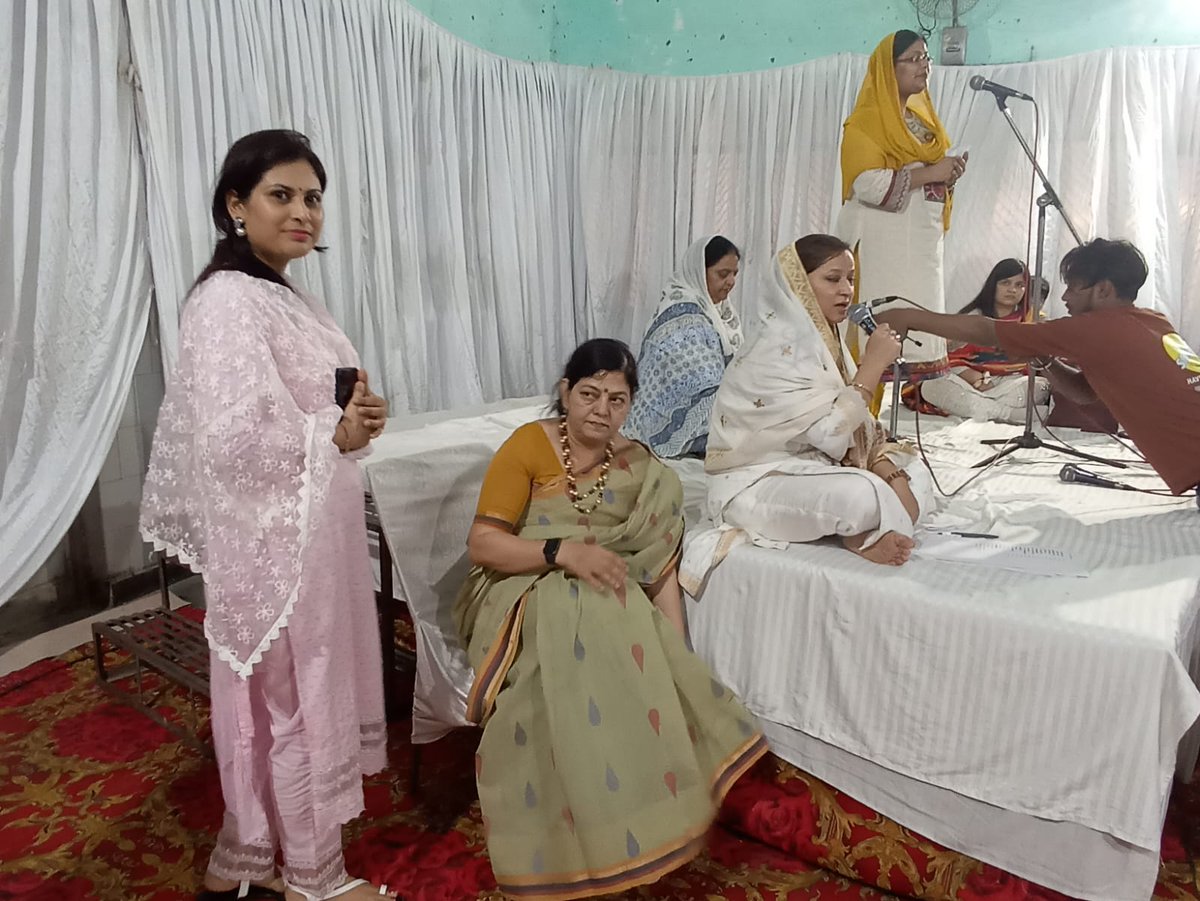 Today, I attended the  #santnirankarimission women congregation in the community center , Sector-13 Rohini. Women sitting there were so cool that I couldn't stop myself from thanking the organizers for inviting me to such a beautiful place.