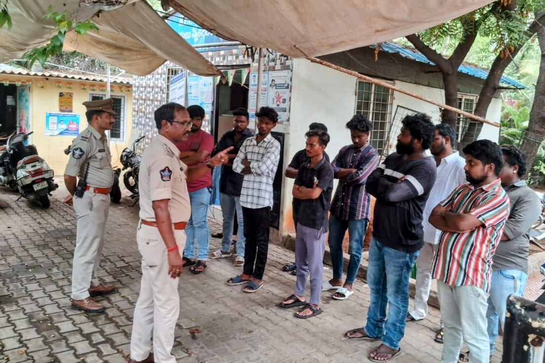 vizagcitypolice's tweet photo. CP గారి ఆదేశాల మేరకు అన్ని పోలీస్ స్టేషన్లలో రౌడీ షీటర్లకు, సస్పెక్ట్ షీటర్లకు కౌన్సిలింగ్ నిర్వహించి, సత్ప్రవర్తనతో మెలగాలని, ప్రజాశాంతికి భంగం కలిగించే విధంగా వ్యవహరిస్తే ఉపేక్షించేదిలేదని, అటువంటి వారిపై పీడీ యాక్ట్ అమలుపరుచుట, నగర బహిష్కరణ  ఉంటుందని తెలిపారు. @APPOLICE100 https://t.co/gXP0SBaxOT