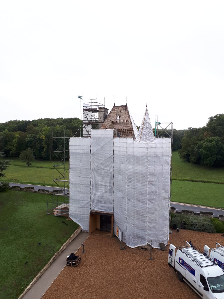 Montpoupon's tweet photo. 🛠️ A Montpoupon, nous faisons notre possible pour sauvegarder notre beau #patrimoine.
En 2021, le châtelet du XVI° siècle a été entièrement rénové ! #PatrimoineMW #MuseumWeek https://t.co/qlv8wf2Whg