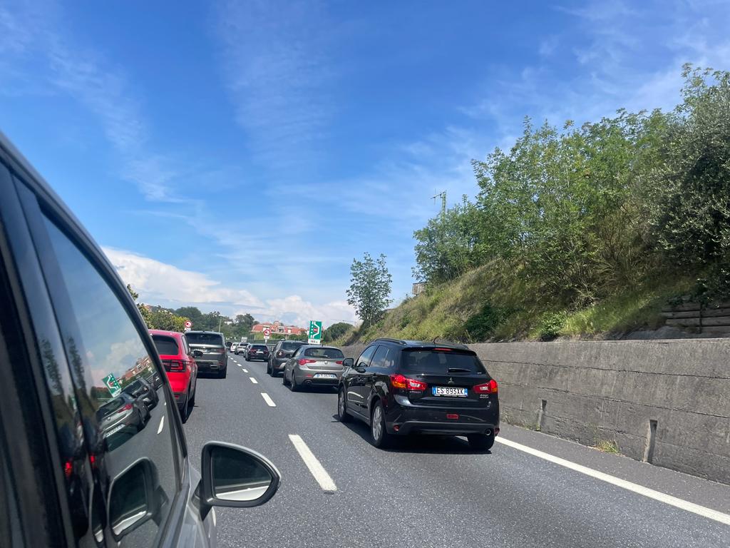 Ti dedico le autostrade che portano al mare. Code comprese, una ventina di chilometri. Ma non avevano promesso che per il ponte in #Liguria toglievano i cantieri? #BuonaDomenica