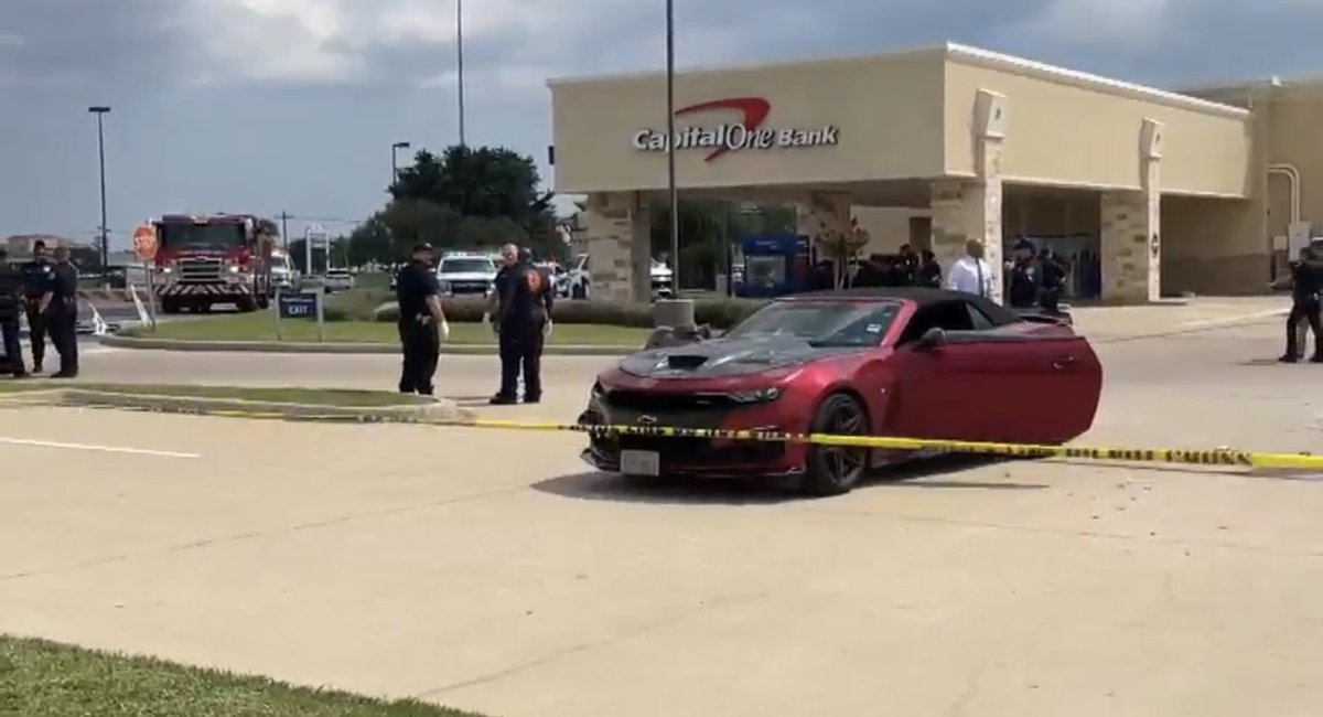 CrimeWithBobby's tweet photo. Man kills wife in Capitol One drive-thru and then kills himself in Port Arthur TX

#portarthur #texas #capitolone #breaking #news #breakingnews #shooting #murder #suicide https://t.co/tDotlev17n