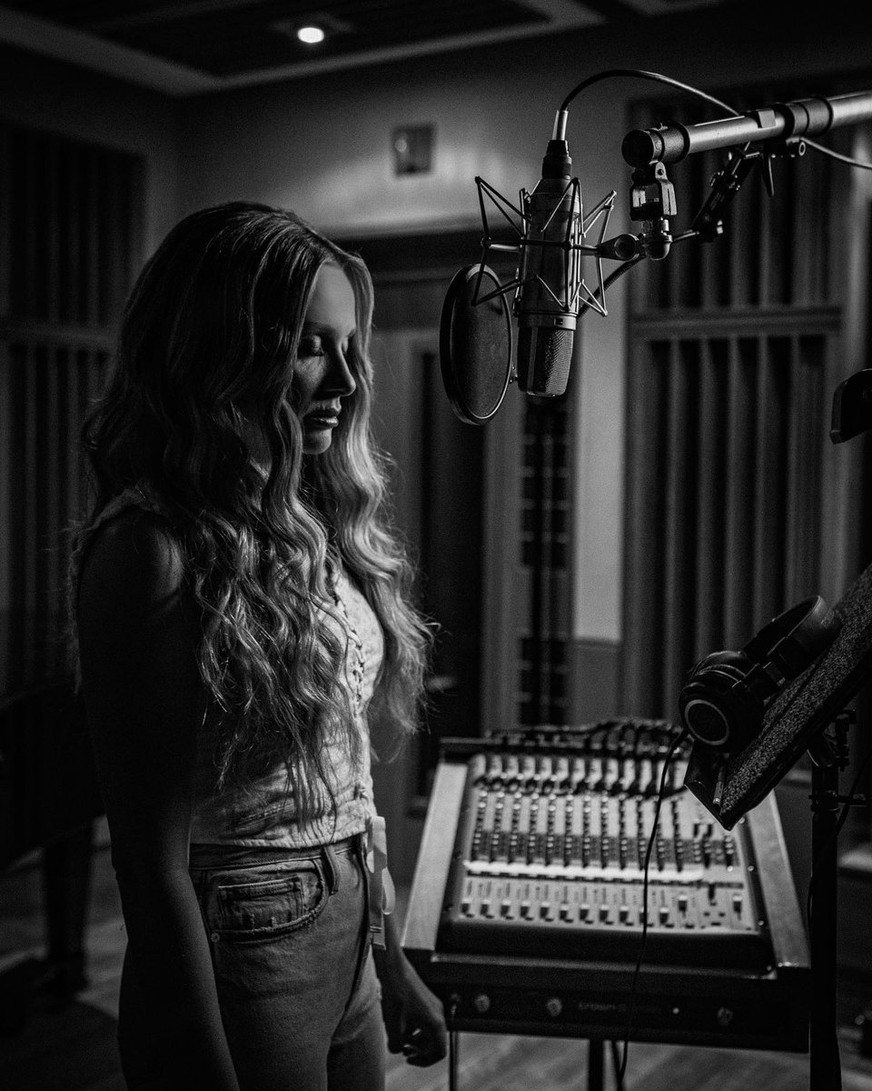 iHeartCountry's tweet photo. Knowing @CarlyPearce is in the studio is soul fuel ✨💕☁️⁠
⁠
Listen now: https://t.co/GjPsZgw4X4
⁠
[📷: Alexa Campbell] https://t.co/Cl07g4K3ei