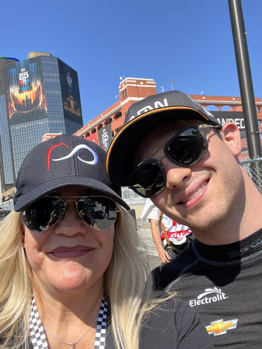 This just happened! OMG he is the best! Gracias @PatricioOWard!!! Let’s win the race today! Vamos Pato!! @POwardNews @ArrowMcLaren @detroitgp #Vamo5Pato #DetroitGP #BackToTheStreets