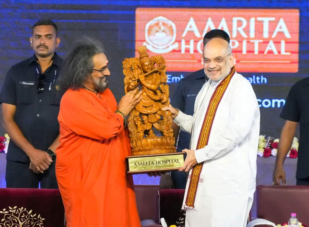 #Krishna always fought the adharma & protected dharma;
yes, here Swami Amruthaswaroopananda Puri of @Amritapuri
hands over a beautiful 'Krishna vigraha' to our nation's protector of dharma, Home Minister, @AmitShah ji at the silver jubilee function of @AmritaHospitals.