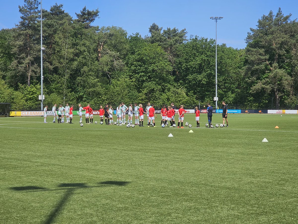 Een speciale training voor de JO13 vandaag. Zij waren uitgeloot voor een training bij <a href="/MijnVitesse/">Vitesse</a> op <a href="/Papendal/">Papendal</a> 
Supermooie dag! #vitesse #papendal #scrheden