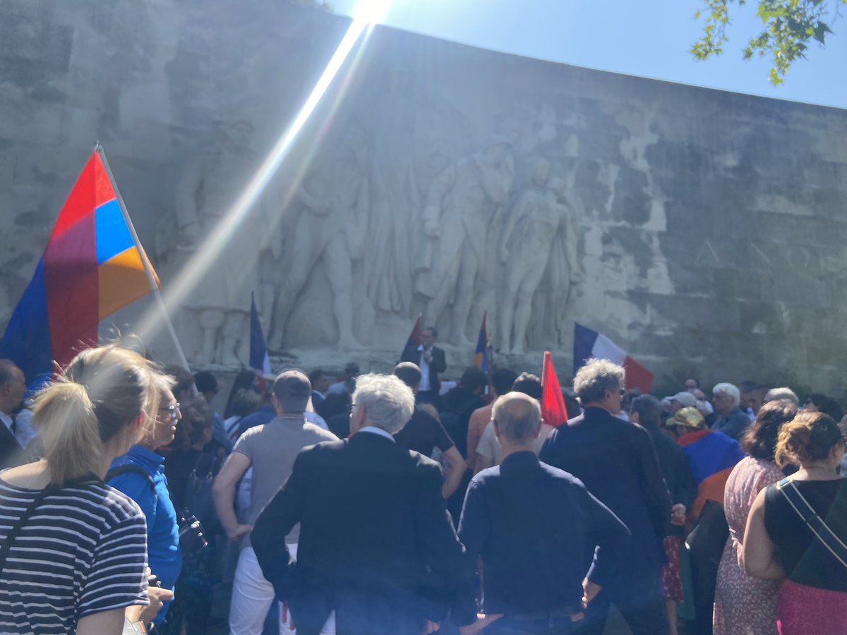 Manifestation de soutien à l’#Artsakh à l’initiative du @ccaf_france au Trocadéro #Paris

Pour l’unité du peuple arménien, pour le droit à l’autodétermination des arméniens d’Artsakh, pour la reconnaissance du génocide 

En présence de @fxbellamy @arthurkhandjian @fdevedjian 🇫🇷🇦🇲