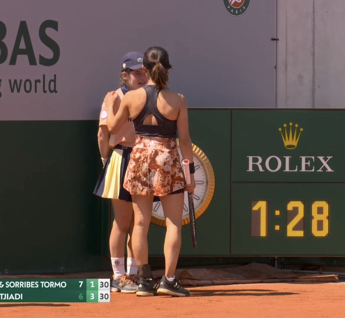 If Sorribes Tormo and Bouzkova were so concerned about the ballkid why didn't they go to check her and see if she's ok? Kato went to her and apologized, the ballkid said it's all good, she was probably just shocked of what happened. I'm still surprised by how this ended 🤔