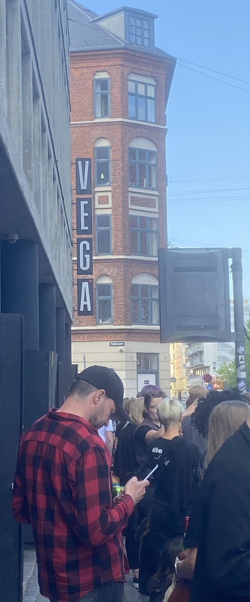 Hour and a half till doors, already in a decent size queue. Then again, last times I saw this band, crowd was 20,000+ and tonight's venue capacity is 1500, so... #vegaCPH #besteBandderWelt