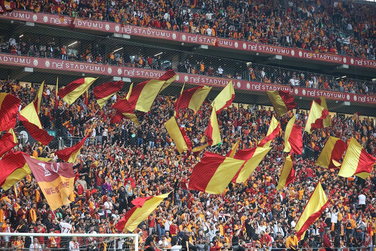 Şampiyon takımın şampiyon taraftarı! 🦁 #GSvFB