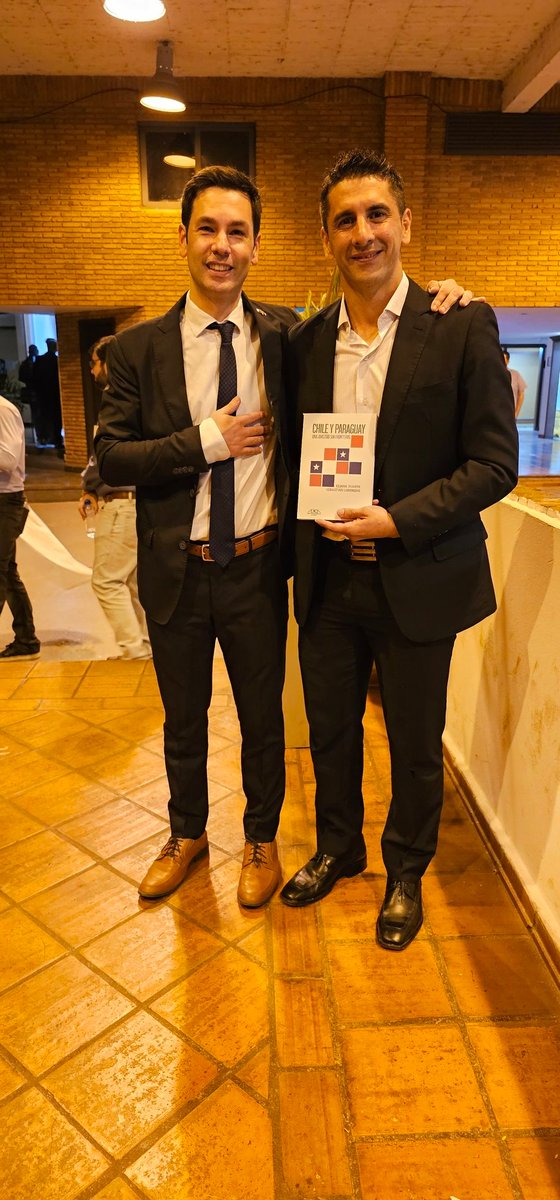 mingosalcedofi's tweet photo. Tuve el placer de presenciar el lanzamiento  del libro "CHILE Y PARAGUAY Una Amistad sin Fronteras" Orgulloso de estar en algunas líneas de este importante Libro.
Excelente trabajo @elianaduartet  y Sebastian Lorenzini.
Exitos Siempre!! https://t.co/Phftc55MdU