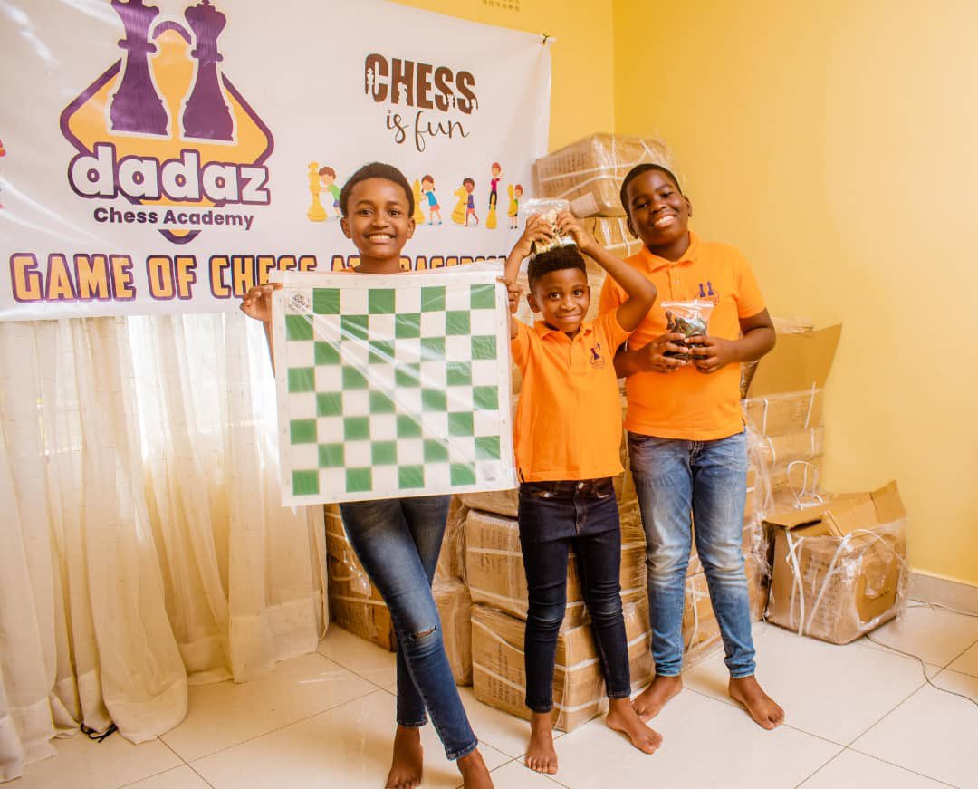 thegiftofchess's tweet image. How it started vs How it’s going….

In March 2022 @tyronedavisiii flew from NYC to Lagos to bring The Gift of Chess to @Tunde_OD in Nigeria 🇳🇬

Today, 1000 @thegiftofchess sets arrived in Malawi @dadazchess 🇲🇼

Over the coming months we hope to reach all of Africa 🎁♟