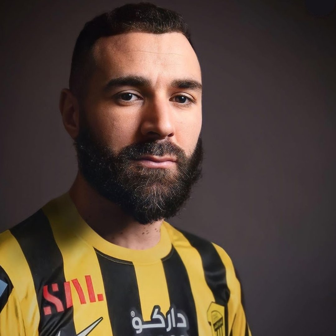 daguitovaldes's tweet photo. 🔴 HECHO. Karim Benzema firma con Al-Ittihad (Arabia Saudita) por dos temporadas y un salario total de €200M libres de impuestos.

De esta manera, el vigente Balón de Oro se convierte en el segundo futbolista mejor pagado de la historia, solo por detrás de Cristiano Ronaldo. https://t.co/JMM0EswBZV