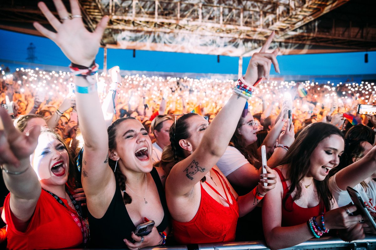 W🤩W! We had the best time with Louis Tomlinson on Friday! Thanks to everyone who came out and danced the night away with us! #FaithInTheFutureWorldTour

📷: Allison Farrand