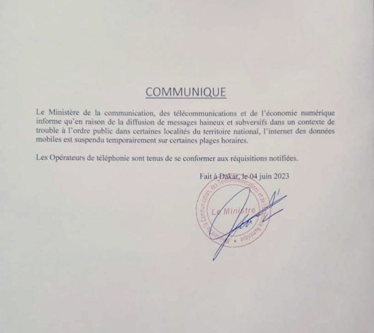 Nath_Yamb's tweet photo. Il est le sinistre de la jeunesse du Sénégal. Membre d’un gouvernement qui a ordonné la coupure d’internet dans le pays. Et il ose demander aux gens sur Twitter de partager largement ses insanités. Il n’est pas seulement nuisible. Il est avant tout très bête. #FreeSenegal https://t.co/x3obC1JvGu