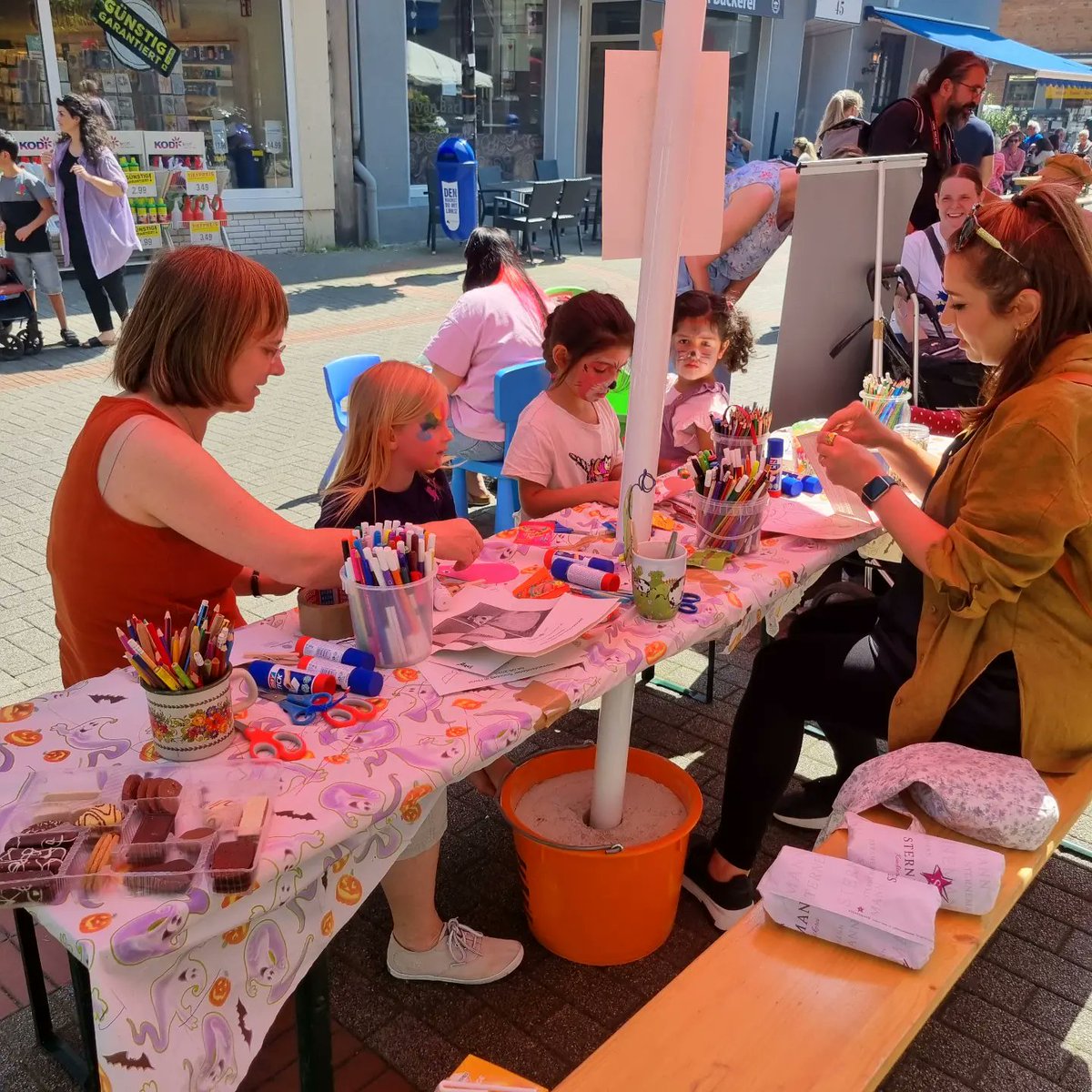 stabi_ge's tweet photo. #WirinHorst 
Heute geht die Post ab in #Gelsenkirchen #Horst und wir sind natürlich auch für euch dabei. 

#verkaufsoffenersonntag #essenerstrasse #StadtteilbibliothekHorst https://t.co/OUQSOHS28T