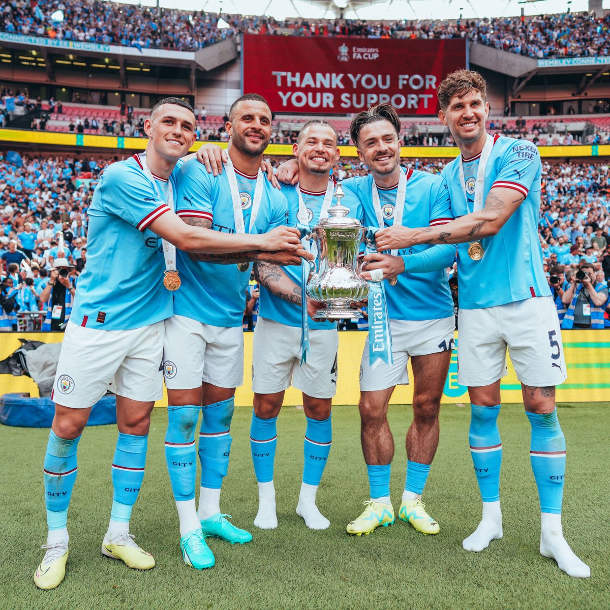 ManCityES's tweet photo. 🏆🦁 https://t.co/LyxtWbT5Mh