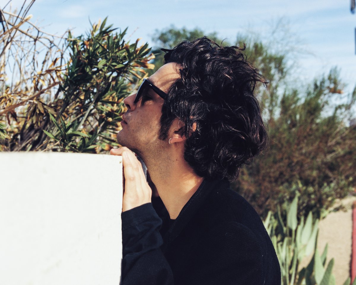 the1975's tweet photo. Live on stage in show and concert. 
Sign up now
https://t.co/Ry0woCZzU7 https://t.co/MB9oZ70AWb
