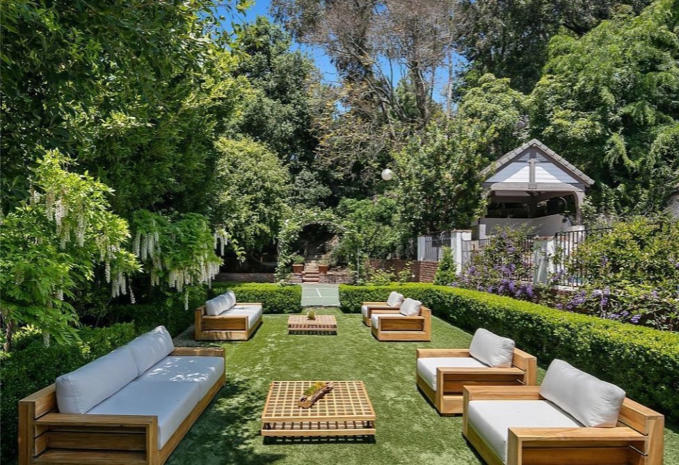 ✨Rihanna Lists Tudor-Style LA Mansion for $10.5 Million.

📌The superstar also owns the neighboring property, for which she paid $13.8 million.

🌍Visit us at therhondascott.com

#therhondascott  #Rihanna #Marchof2021 #MansionGlobal #BeverlyHillsPostOffice #threemonthsprior