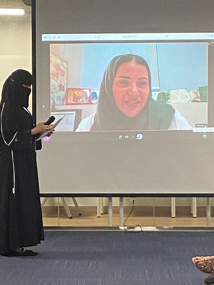 حوار شيق بين الطالبة منار الغامدي مع د. لمياء العمير عن الذكاء الاصطناعي في غرفة الاخبار👏🏻🤩