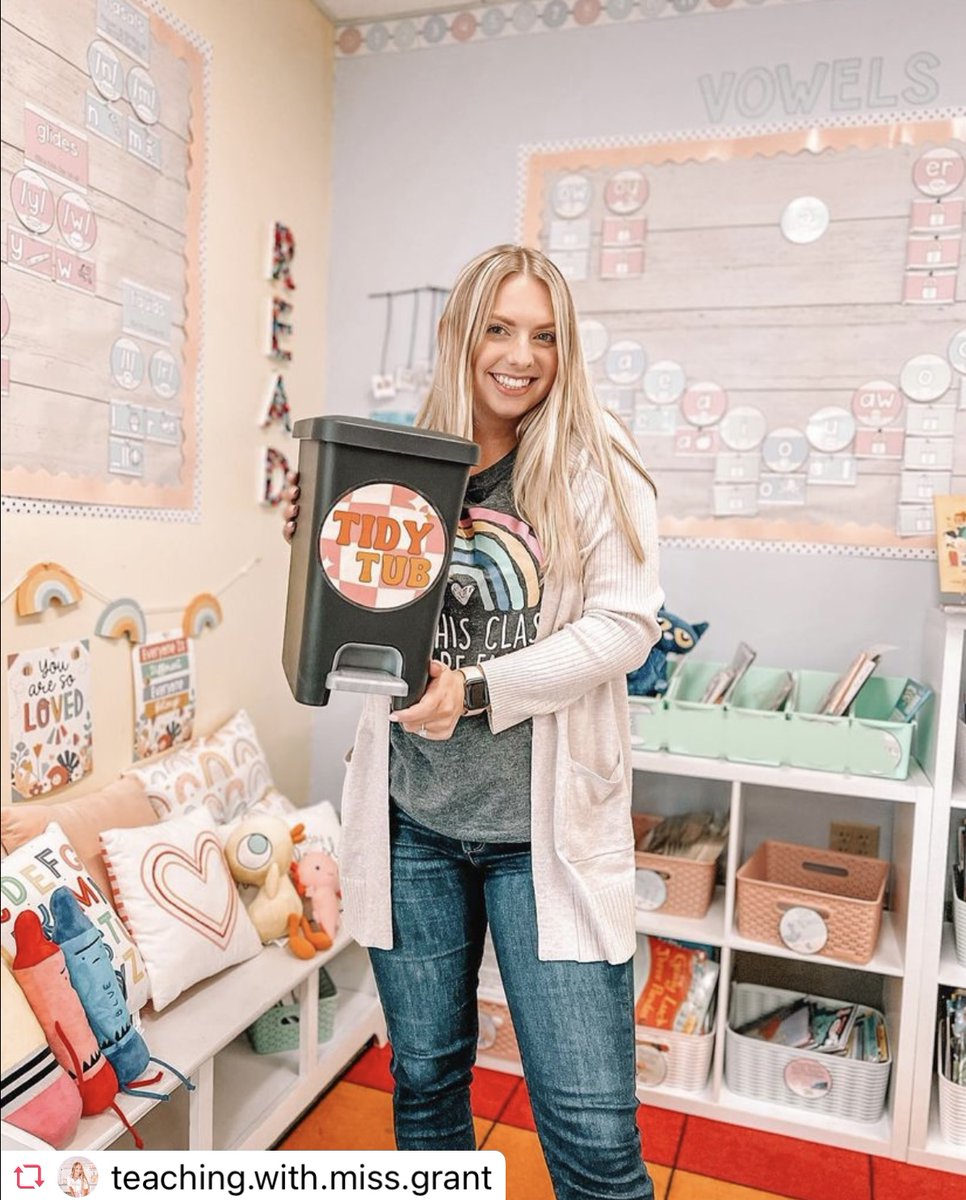 Sterilite_Corp's tweet image. With school ending, teachers need to start cleaning out their classrooms for a fresh start come the next school year. 🏫Our 2.7 Gallon Rectangular Step-On Wastebasket is the perfect accessory for clean-up time! 😍

#sterilite #sterilitenation #lessmess #springcleaning