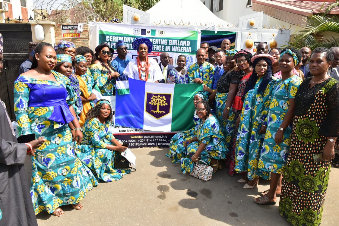 The Nigerian Soliders rised the Flag of State of #Birland in the #BirlandState Representative Office in Abuja-Nigeria 
جنود نيجيرون يرفعون علم دولة #بيرلاند في باحة ممثلية #دولة_بيرلاند في أبوجا-نيجيريا
وهذه صورة للجهلاء الذين يشككون في شرعية وقانونية بيرلاند وعلاقاتها الدولية