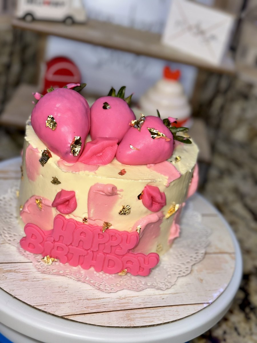 TargITCreations's tweet photo. Cakes
.
It cost $0 to #rt #like, #comment, &amp; #share #SupportBlackOwnedBusinesses
.
Baker 👨🏾‍🍳: @TargITCreations
Location: Atlanta, GA
.
Be sure to follow us on Instagram, Twitter, and Facebook
.
#Follow #Support #Photography #tshirtdesign #Cakes #Desserts https://t.co/jjwoiP6X1Y