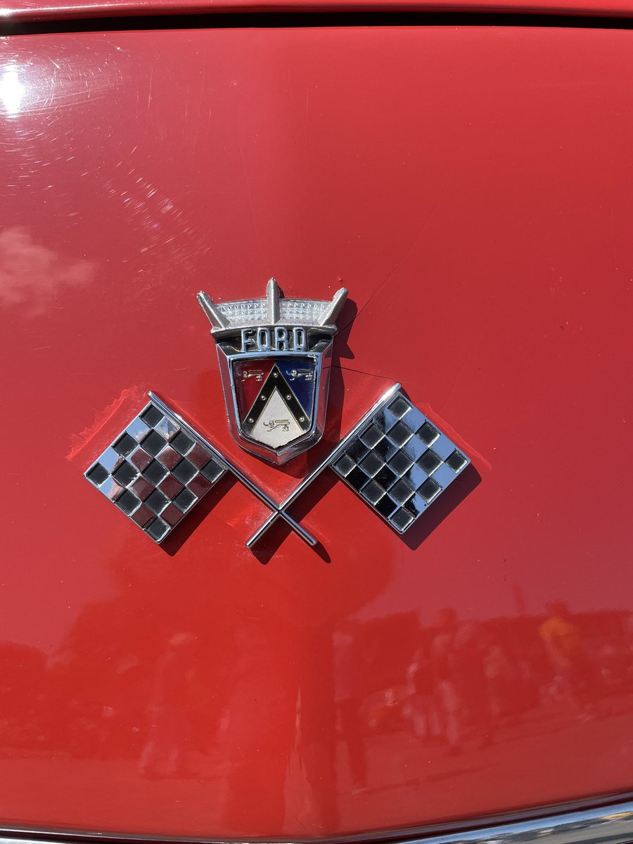 engelsefordclub's tweet photo. Veel mooie klassieke auto’s bij #Hilversumonwheels, helaas geen Engelse Fords, maar wel een paar Amerikaanse https://t.co/dzz98qnrN7
