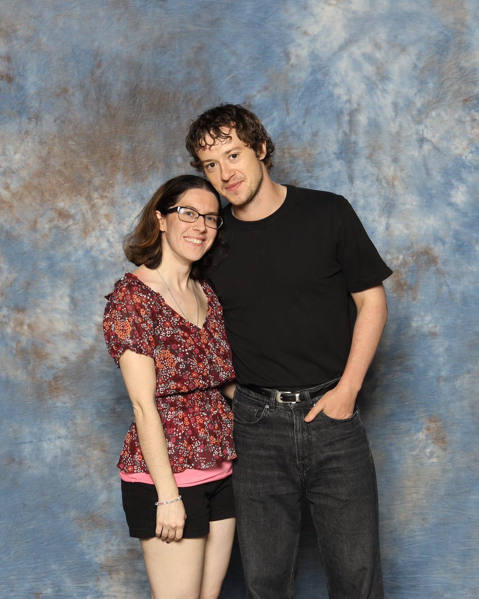 Joseph Quinn France on Twitter "📸 • Joseph Quinn en compagnie de fans