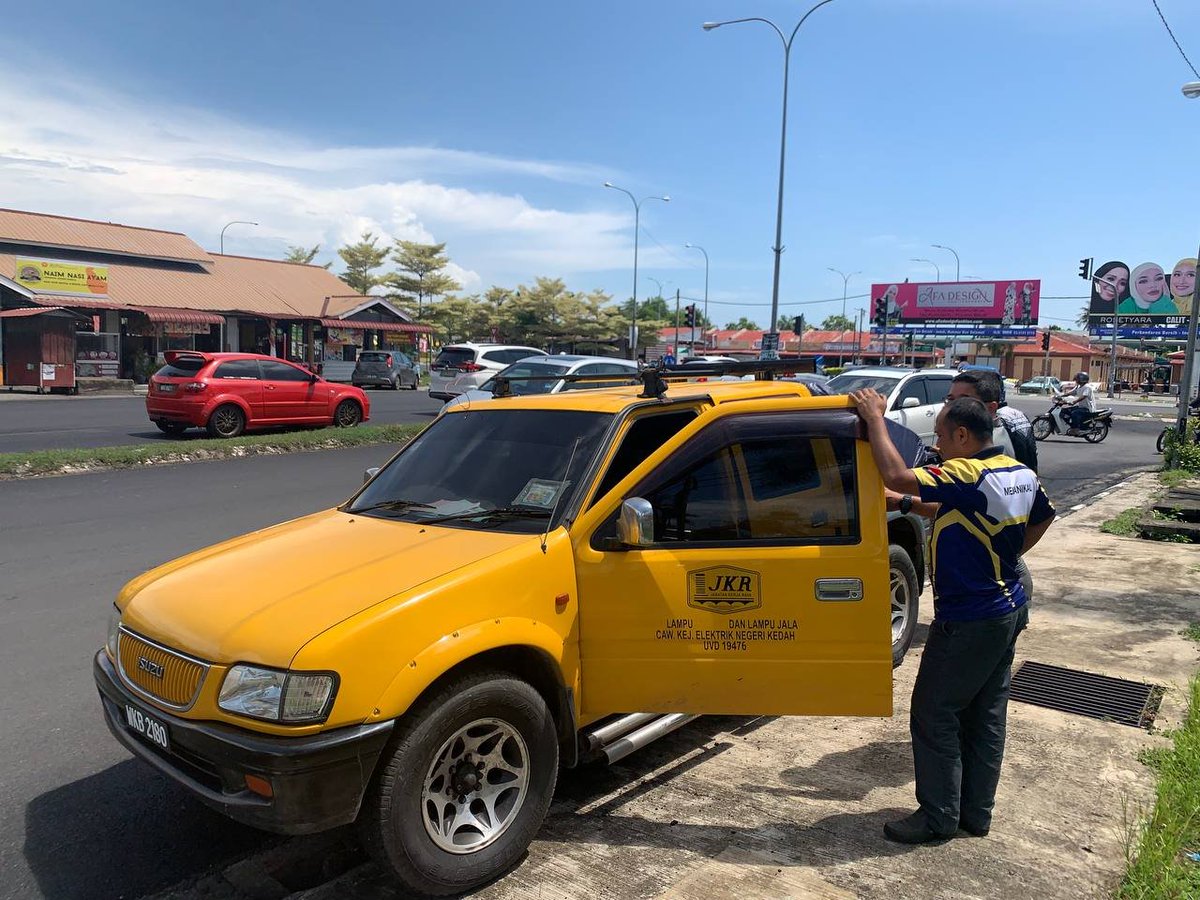 jkrckmintern's tweet photo. Isnin 29/5/2023 

- Mengisi angin tayar jentera JKR Yan mengikut spesifikasi tekanan yg telah ditetapkan 
- Memeriksa bateri kenderaan yg telah dicas 
-Emergency breakdown di Kepala Batas melibatkan kenderaan pikap

@EnCiK_JM1
@JKRCKMKedah
#internfebjun2023 
#ckmkedah https://t.co/Du34EkRLbd