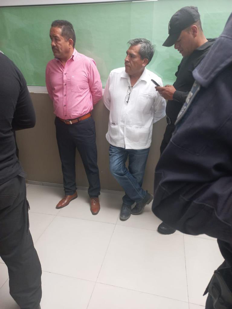 lasillarota's tweet photo. 🚨 #EleccionesEdomex Detienen al ex alcalde de Cuautitlán Izcalli, Ricardo Nuñez Anaya, por presuntamente coaccionar el voto a favor de Delfina Gómez 

📷: Especial https://t.co/BnF7M0MHgk