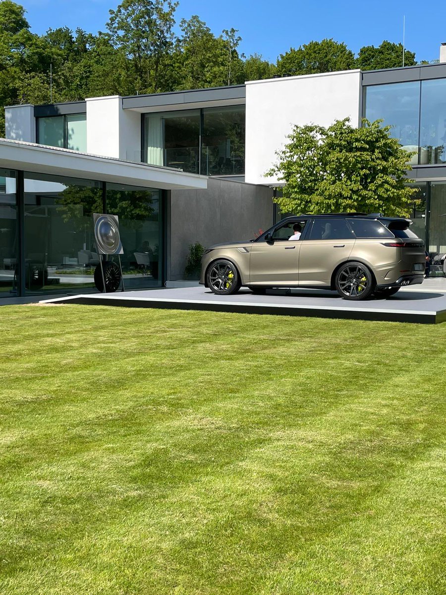 evacrestcapital's tweet photo. The New Range Rover SV @LandRover 

Featuring for the first time on a production car, ultra-lightweight 23-inch Carbon wheels, providing a weight reduction of over 40 percent compared to cast alloy. 

#EditionOne #SuperSUV #RangeRover https://t.co/3nAlYNeKDb