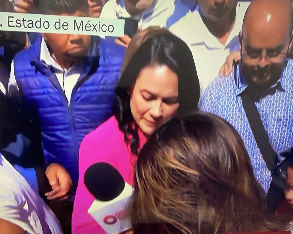 En Cuautitlán Izcalli llegó Alejandra del Moral, pero no dijo nada de los 5 mil millones de pesos que se robó. 

Estaba nerviosa y sólo declaró sobre las urnas electrónicas. Salió rápido y se fué a Toluca, no permitió preguntas.

¿Alejandra y los 5 mil millones de pesos?
RT👇