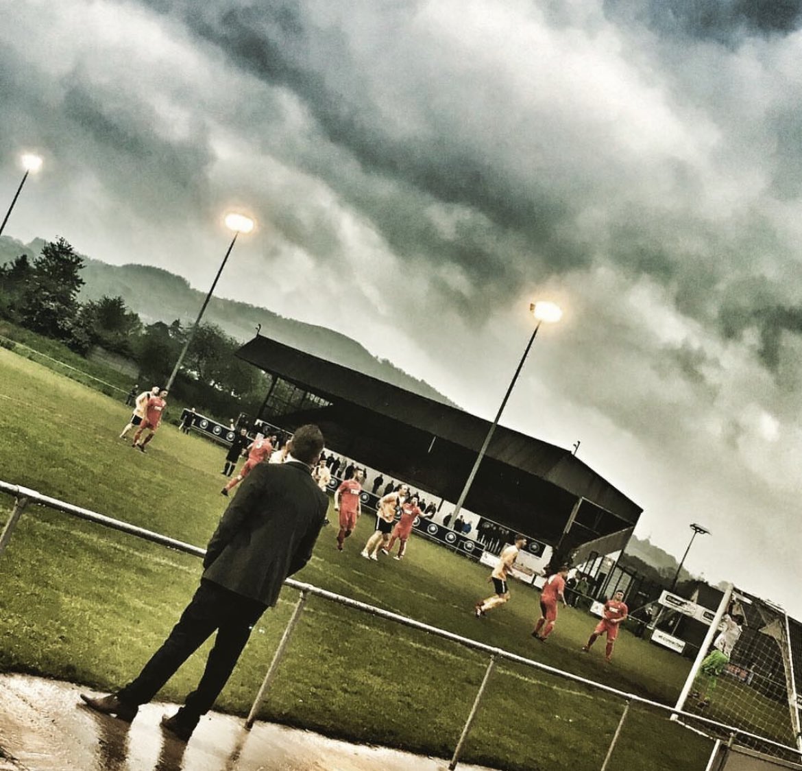 ynyswelfare's tweet photo. We bid farewell to an Ynysddu legend, he put his heart and soul into this club, and went above and beyond! Cut him open and he bleeds yellow and black (and cider)

Thank you for everything Mr Chairman. It’s been an absolute pleasure 🙌🏼 

💛🖤

#UPPADDUS https://t.co/LSsogugp30