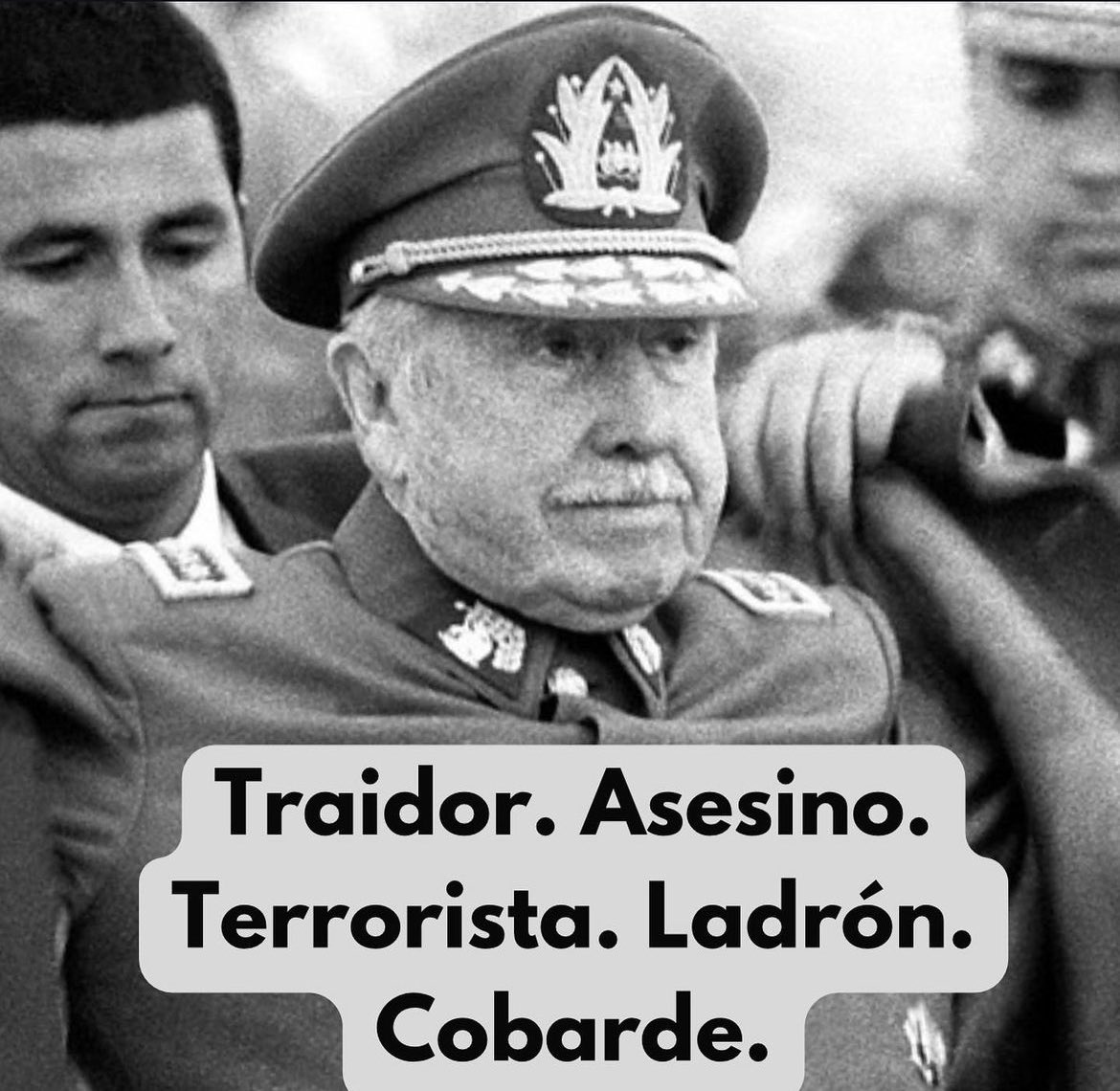 Llama la atención la columna sobre PINOCHET que escribió Daniel Matamala. No por lo que dijo, si no por que el diario se lo haya publicado, y por el coraje de él de decirlo. Mientras otra periodista de @TVN lo llama exmandatario. Matamala lo describe tal como fue👇.Bien x Chile