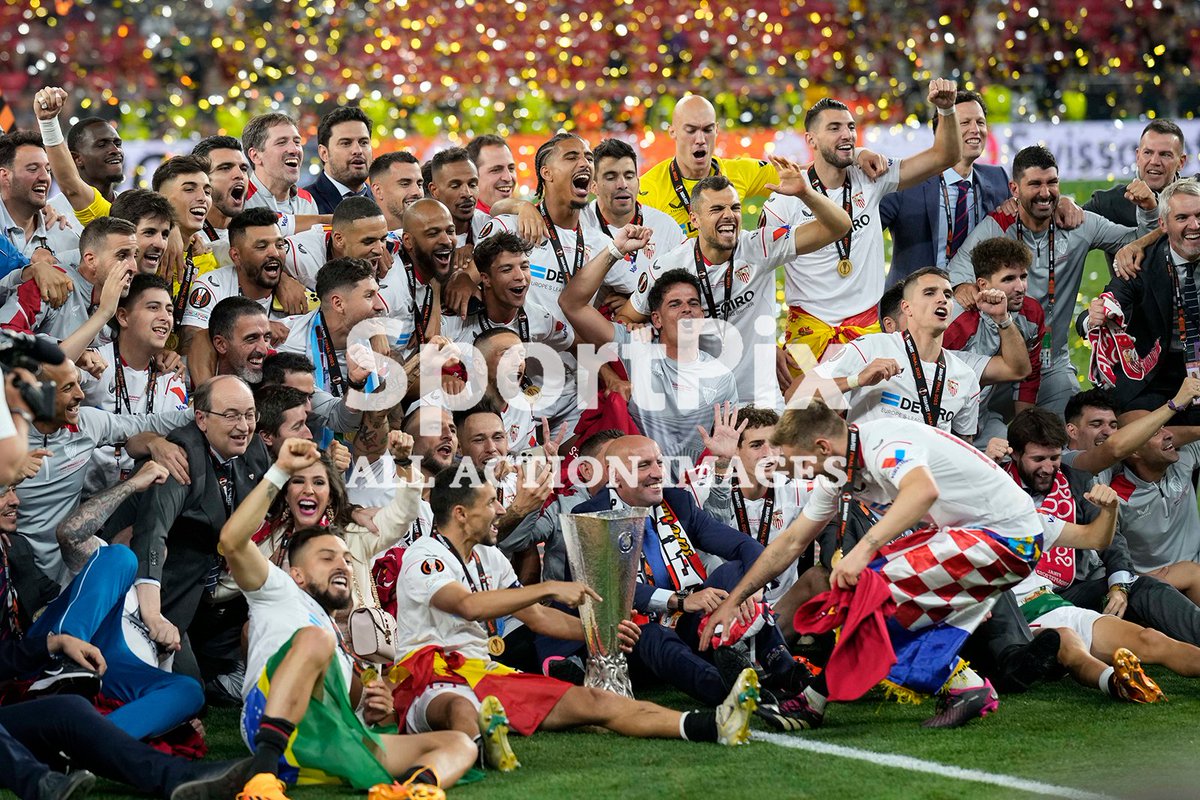Sevilla FC celebrate getting crowned as Europa League champions for a record 7th time after the UEFA Europa League Final match between Sevilla FC and AS Roma at Puskás Aréna, on May 31, 2023 in Budapest, Hungary.

#uefa #europaleague #UELfinal #Sevilla #NadieLaQuiereComoNosotros