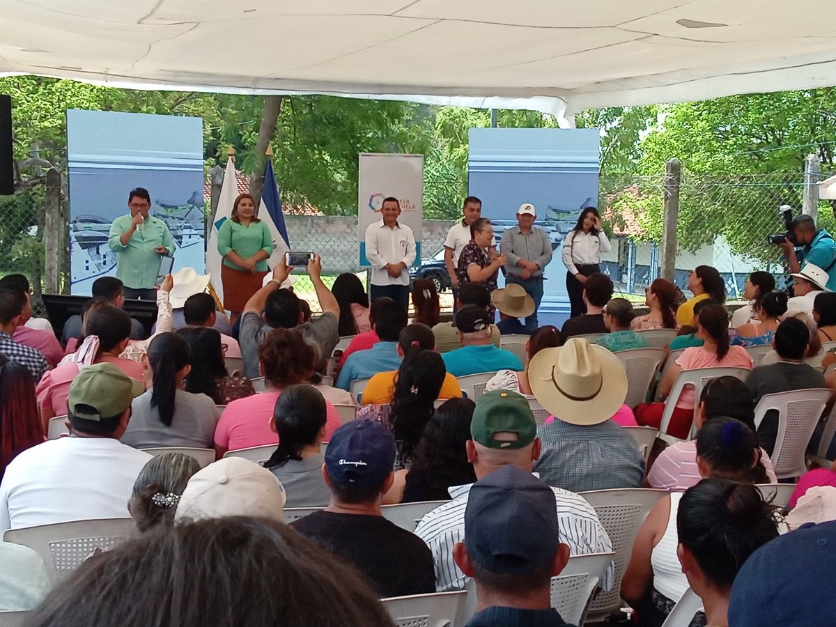 Domingo 4 de Junio y @MariaChichilco esta en Concepción de Oriente LaUnion, dando por iniciados los trabajos de reconstrucción del Centro escolar Cantón El Molino.