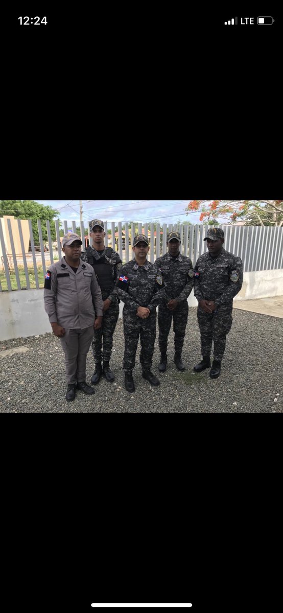 RGuilleGuzman's tweet photo. Quiero hacer de conocimiento público esta correcta y valerosa actuación policial por parte de los agentes policiales del Dpto Villa Riva.

 En la madrugada de hoy los servicios preventivos detuvieron a un ciudadano que al momento de ver la presencia policial intentó irse del lugar de manera sospechosa, al ser revisado y depurado se le encontró una escopeta y dos pistolas sin documentos.
 
 El ciudadano al ver que la PN estaba conduciéndolo al destacamento intentó persuadirlos y sobornarlos para dejar sin efecto el apresamiento.

 Como Cmte Dpto deseo resaltar la integridad y vocación de servicio de los patrulleros, quienes son nuestros embajadores en las calles, en especial los que están bajo mi mando que han entregado al país una excelente labor policial. 

 En nombre de la @PoliciaRD , de la Dirección General, del Mayor General Eduardo Alberto Then y este Dpto Villa Riva felicitamos al equipo de la preventiva por esta acción policial, la cual eleva la moral y espíritu de trabajo de la institución.

 Es un orgullo ser Policía! 🫡
Que viva la PATRIA! 🇩🇴