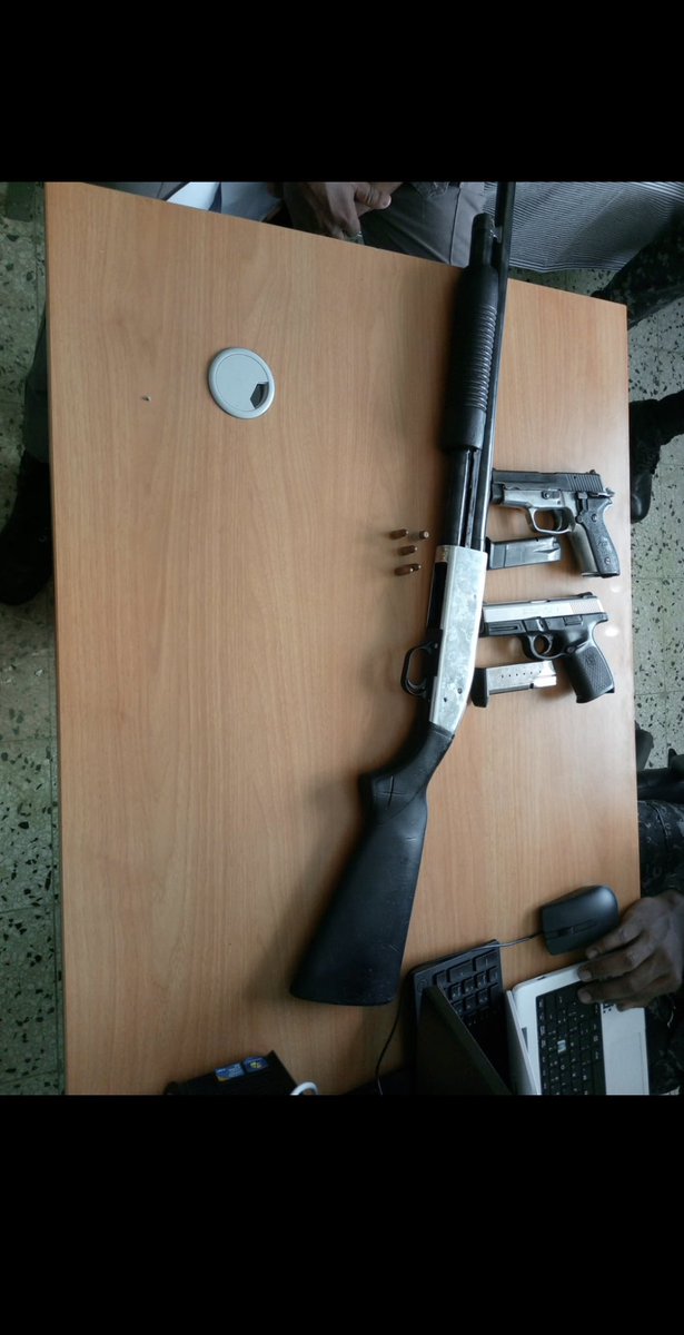 RGuilleGuzman's tweet photo. Quiero hacer de conocimiento público esta correcta y valerosa actuación policial por parte de los agentes policiales del Dpto Villa Riva.

 En la madrugada de hoy los servicios preventivos detuvieron a un ciudadano que al momento de ver la presencia policial intentó irse del lugar de manera sospechosa, al ser revisado y depurado se le encontró una escopeta y dos pistolas sin documentos.
 
 El ciudadano al ver que la PN estaba conduciéndolo al destacamento intentó persuadirlos y sobornarlos para dejar sin efecto el apresamiento.

 Como Cmte Dpto deseo resaltar la integridad y vocación de servicio de los patrulleros, quienes son nuestros embajadores en las calles, en especial los que están bajo mi mando que han entregado al país una excelente labor policial. 

 En nombre de la @PoliciaRD , de la Dirección General, del Mayor General Eduardo Alberto Then y este Dpto Villa Riva felicitamos al equipo de la preventiva por esta acción policial, la cual eleva la moral y espíritu de trabajo de la institución.

 Es un orgullo ser Policía! 🫡
Que viva la PATRIA! 🇩🇴