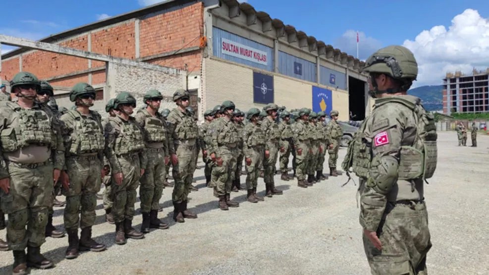 🇹🇷🇽🇰 NATO'nun talebiyle Kosova'ya gönderilen 450 komando ve 20 sivil personelin ilk etabı Prizren'deki Sultan Murat Kışlasına yerleşti. İkinci etap da yarın varacak.

Birlik en kısa sürede Kosova'nın kuzeyinde, Sırp çoğunluğun yaşadığı Kuzey Mitroviça'ya gidecek.