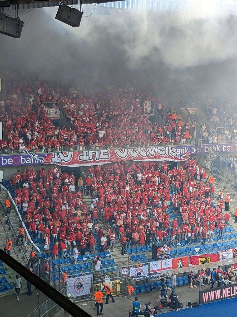 Van een wit naar een rood Antwerpvak in 1 minuut #rafc #GNKANT