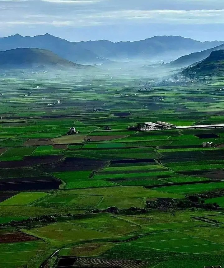 ما زِلْتُ أبْحَثُ عَنْ مُنَاخٍ دافئٍ
 عن حُضْنِ حَانِيَةٍ تضمُّ مشاعري
 ومَحَاجِرٍ أُفْضِي لَهُنَّ بما حوى
 قلبي وتعكسُ سِحْرَهُنَّ خواطري 

إني مَلَكْتُ من الشعور خَمَائلِاً 
وجداولاً ومَلَأْتُ كُلَّ دفاتري
 لكنني ما زِلتُ أعْلَمُ أنَّ في 
عينيكِ أسراراً تُحَيِّرُ ناظري