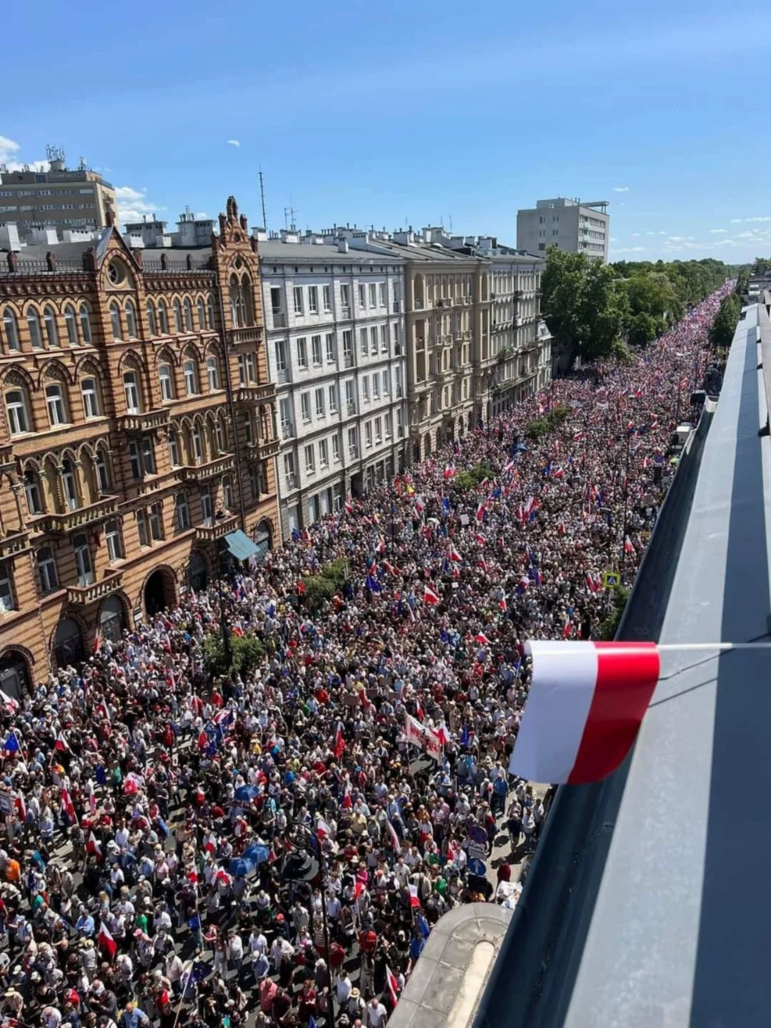 VIDEO. Proteste fără precedent în Polonia! Aproape 500.000 de oameni s-au adunat la cel mai mare protest din 1989 încoace. Foto: Tw/@mrdavemacleod
