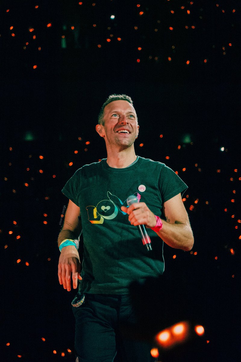 elearor's tweet photo. two of chris from last night 🫶 #ColdplayManchester https://t.co/1ztxlciEOL