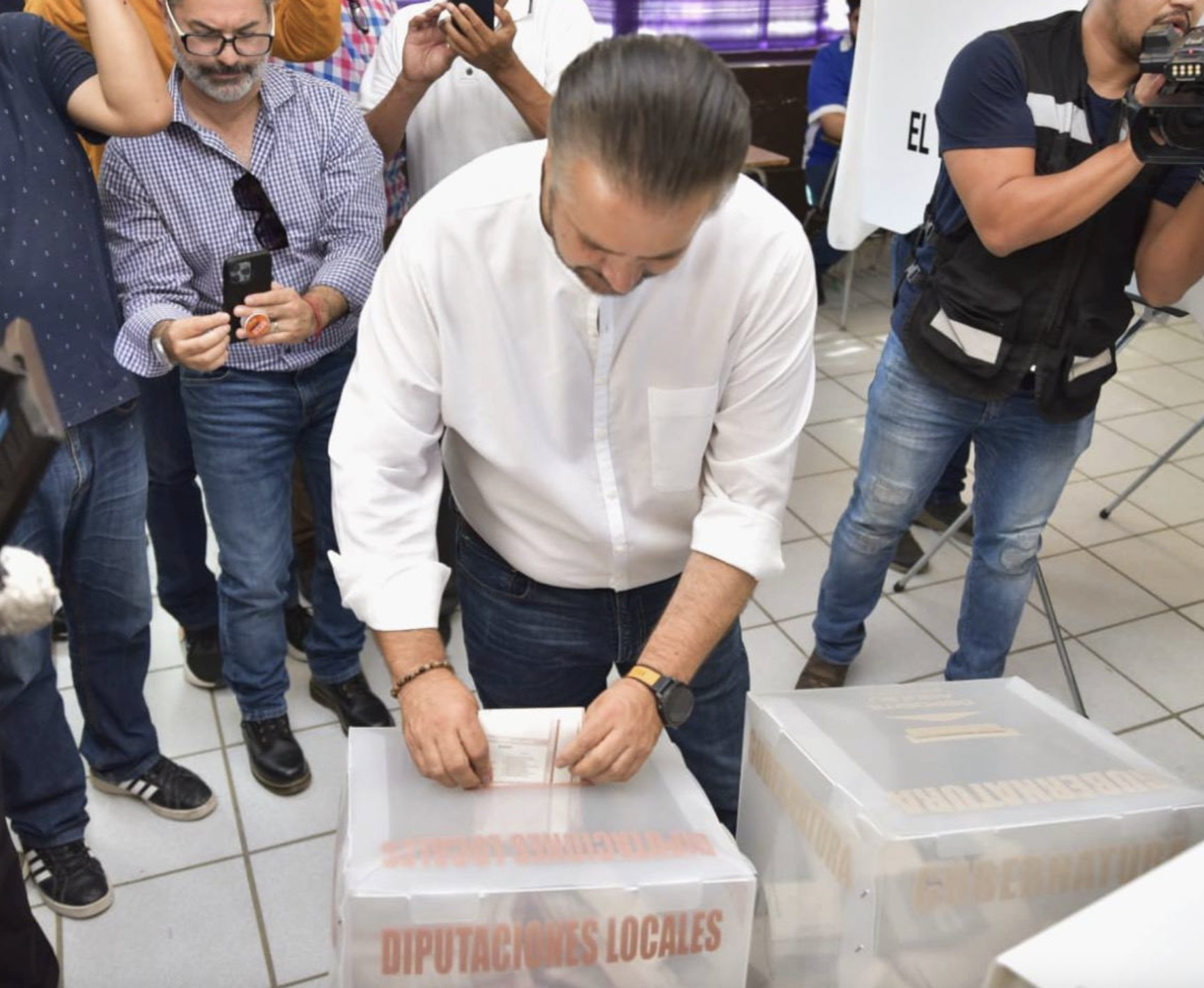 Lenin Pérez emite su voto en Acuña, Coahuila