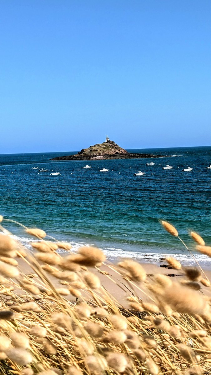 📍 Erquy, Îlot Saint-Michel 
#Erquy #cotesdarmor #Brittany #Plage #Bzh #Breizh #Bertègn #Bretagne  #RegionBretagne #IgersBretagne #BretagneTourisme #LabelleBretagne #Brittany #MagnifiqueFrance #FranceMagique #BaladeSympa #France #FranceTourisme #Bretagne_focus_on