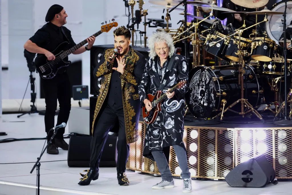 #OTD on 04/06/2022. #Queen + #AdamLambert played at the Buckingham Palace in London, UK, during the #PlatinumPartyAtThePalace.